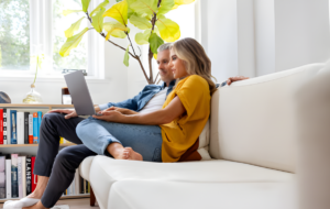 Huishouden dat via SMARTHUB-EMS inzicht heeft in energieopwekking, batterijopslag en energieverbruik