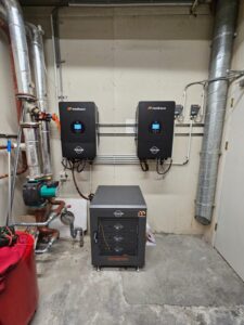 Peak-shaving energieopslag RPC20 met 2x 12 kW hybride inverter binnenopstelling winkel Zwolle